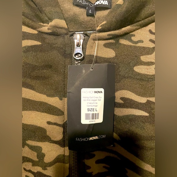 Hiding Out Crop Zip Up Hoodie - Picture 3 of 3